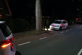 Auto belandt in tuin van woning in Huizen