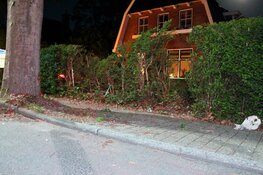 Auto belandt in tuin van woning in Huizen
