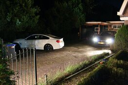 Auto belandt in tuin van woning in Huizen