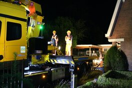 Auto belandt in tuin van woning in Huizen