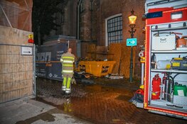 Brandende container brengt historische kerk in gevaar