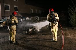 Twee auto's in vlammen op in Huizen