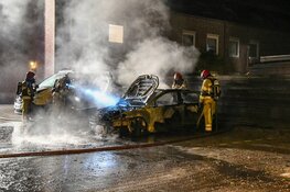 Twee auto's in vlammen op in Huizen