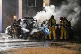 Twee auto's in vlammen op in Huizen