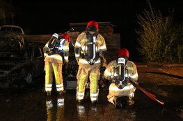 Twee auto's in vlammen op in Huizen