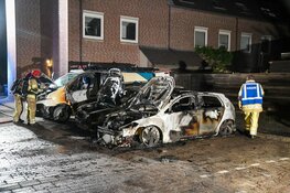 Twee auto's in vlammen op in Huizen
