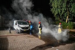 Twee auto's in vlammen op in Huizen