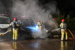 Twee auto's in vlammen op in Huizen