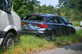 Ongeval tussen taxibusje en auto in Kortenhoef