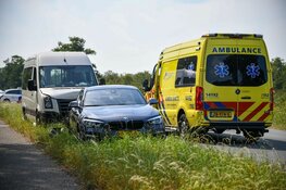 Ongeval tussen taxibusje en auto in Kortenhoef