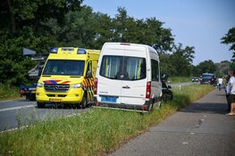 Ongeval tussen taxibusje en auto in Kortenhoef