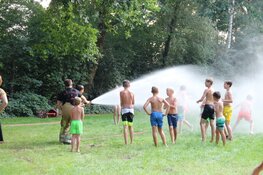 Brandweer Naarden zorgt voor waterfestijn
