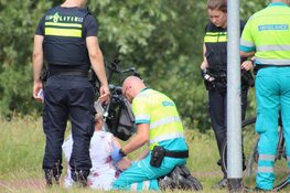 Twee fietsers lichtgewond na botsing in Huizen