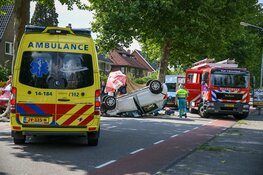 Auto slaat over de kop in Kortenhoef