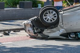 Auto slaat over de kop in Kortenhoef