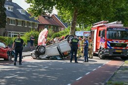 Auto slaat over de kop in Kortenhoef