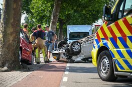 Auto slaat over de kop in Kortenhoef