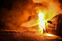 Auto in vlammen op in Hilversum