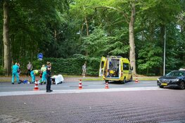 Scooter half onder auto in Hilversum