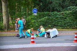 Scooter half onder auto in Hilversum