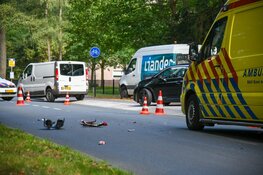 Scooter half onder auto in Hilversum