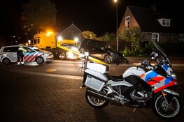 Auto botst met volle vaart tegen boom in Huizen