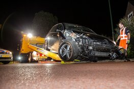 Auto botst met volle vaart tegen boom in Huizen