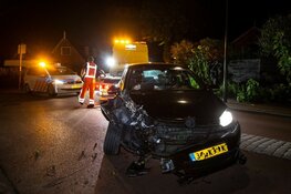 Auto botst met volle vaart tegen boom in Huizen