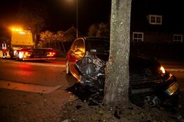 Auto botst met volle vaart tegen boom in Huizen