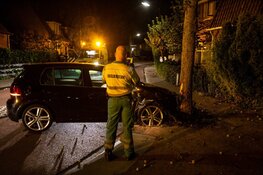Auto botst met volle vaart tegen boom in Huizen