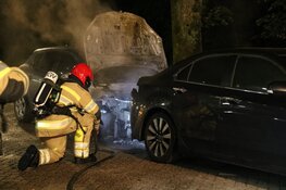 Twee auto's verwoest door brand in Weesp