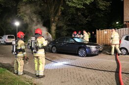 Twee auto's verwoest door brand in Weesp
