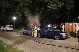 Twee auto's verwoest door brand in Weesp