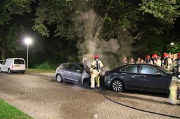 Twee auto's verwoest door brand in Weesp
