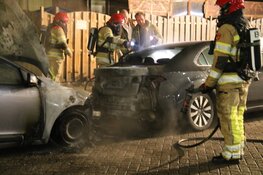 Twee auto's verwoest door brand in Weesp