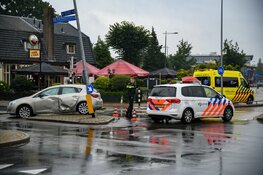 Lijnbus in botsing met auto in Hilversum