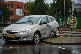 Lijnbus in botsing met auto in Hilversum