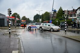 Lijnbus in botsing met auto in Hilversum