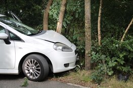 Auto knalt tegen boom in Hilversum