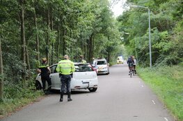 Auto knalt tegen boom in Hilversum
