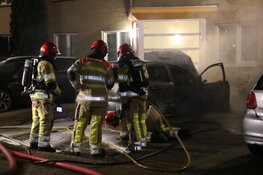 Auto brandt uit na harde knal in Bussum