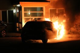 Auto brandt uit na harde knal in Bussum