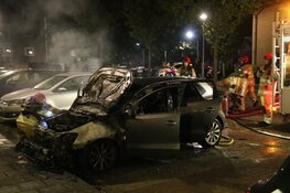 Auto brandt uit na harde knal in Bussum