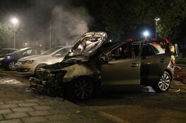 Auto brandt uit na harde knal in Bussum