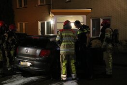 Auto brandt uit na harde knal in Bussum
