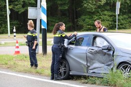 Twee auto&#39;s total loss na botsing Naarden