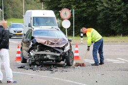 Twee auto&#39;s total loss na botsing Naarden
