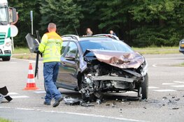Twee auto&#39;s total loss na botsing Naarden