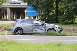 Twee auto&#39;s total loss na botsing Naarden