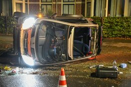 Auto belandt op z'n kant in Hilversum, schade enorm